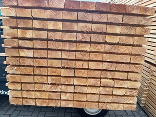 Ca. 84x Douglas Regels Fijnbezaagd, 50x75mm, lengte 400cm